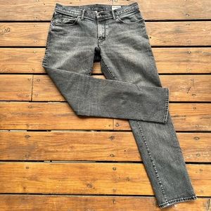 Todd Snyder slim fit granite wash jeans. Men’s size 32x32. Stretch denim.